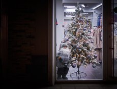 Витрины магазинов украшены по-новогоднему еще с ноября.