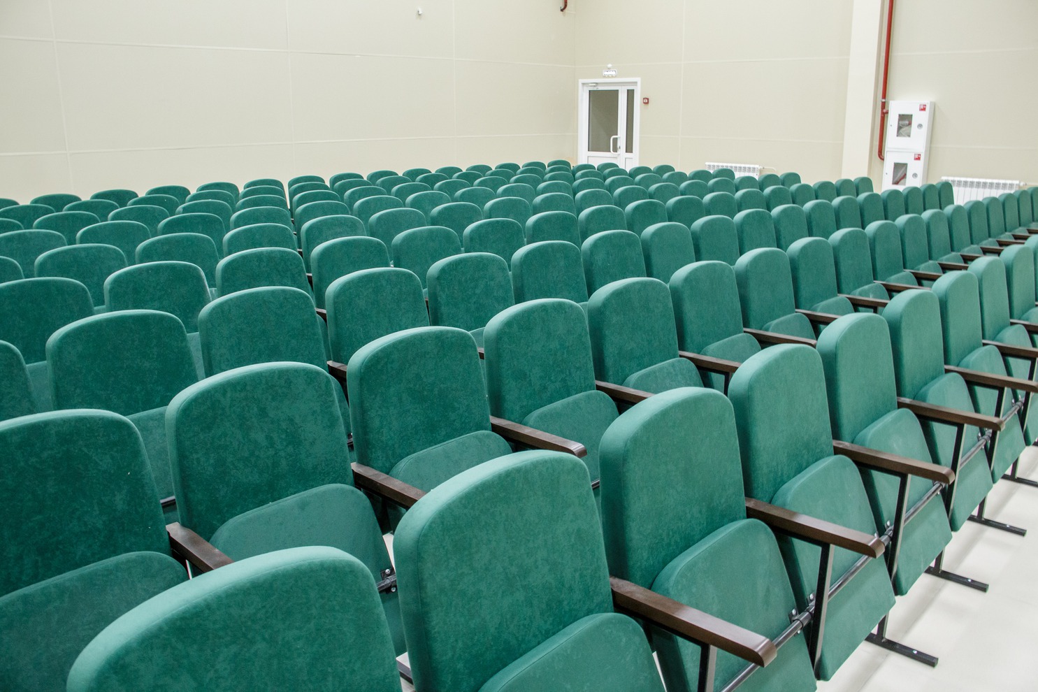 Зрительный зал рассчитан на 210 мест