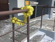 — А вот как украшен наш двор, ничего лишнего, — пишет Анастасия М. — Это мы в обед пошли с дочей сфотать елку, но не нашли ее в нашем дворе. В прошлом году украшали дерево, в этом году ничего нет. Это на Ямской.