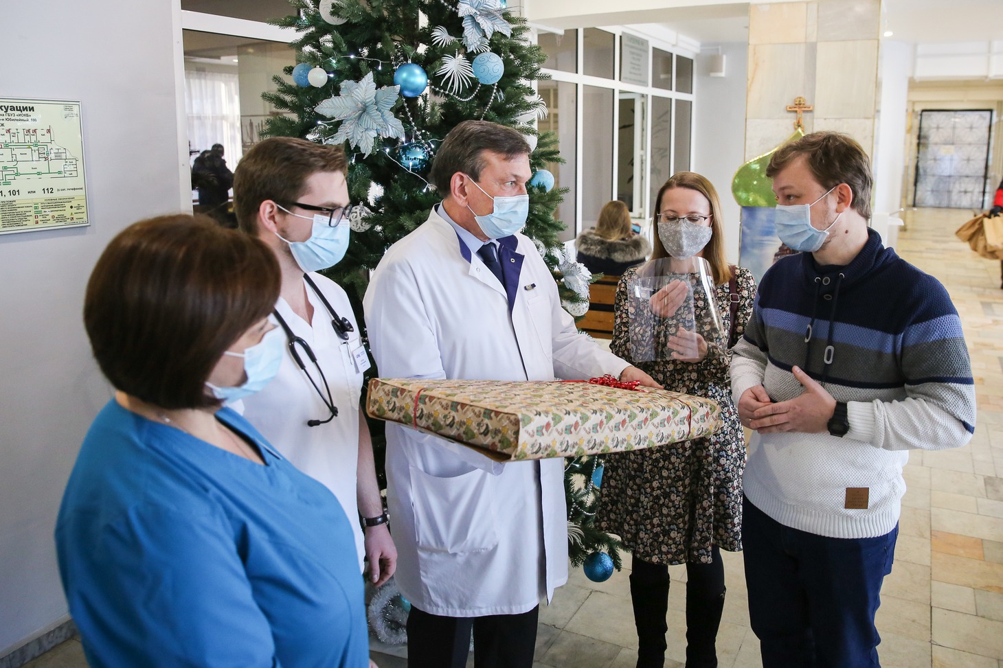 Павел Сандаков, главный хирург Иркутской области (посередине)