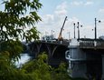 Лето в Иркутске, как обычно, пора ремонта и благоустройства. В июне начался ремонт Глазковского моста. Трубы под мостом перекладывали в основном ночью, но иногда днем перекрывали одну из полос проезжей части.