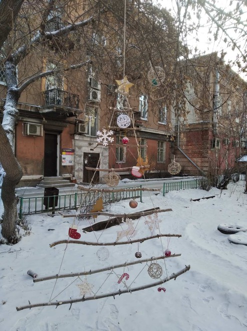 Елка на Карла Маркса, 31. За фото спасибо Роману Р.