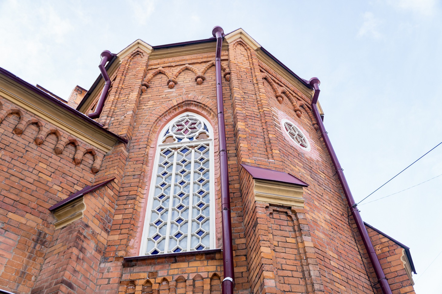 Стекла сделаны по интересной технологии: с внешней стороны они гладкие, а с внутренней — немного рифленые