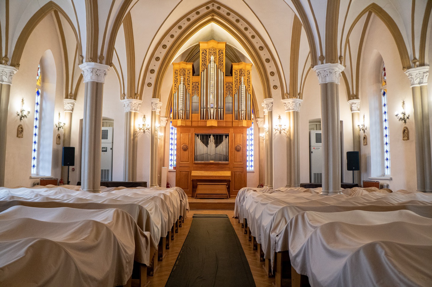 Старые кресла можно увидеть на первом этаже, часть из них решили оставить