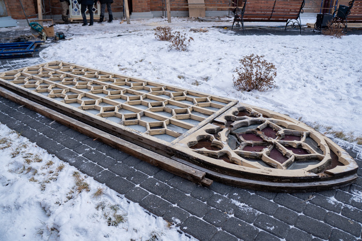 Окна ставят в два ряда: сначала наружные, а затем внутренние