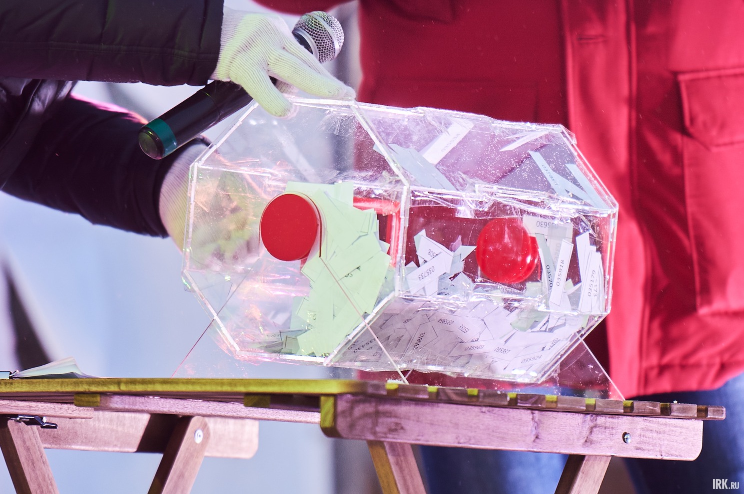 В течение вечера среди гостей были разыграны призы.