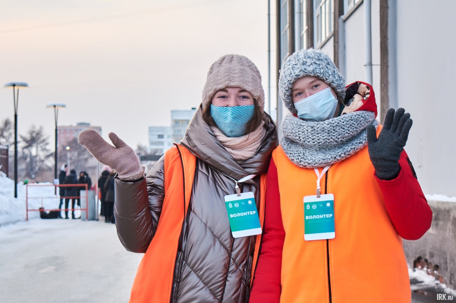 На входе на стадион пришедших встречали волонтеры, которые выдавали маски и бумажные браслеты. По номерам браслетов в течение вечера были разыграны призы.