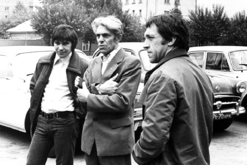 Вадим Туманов-младший, Павел Варлей и Владимир Высоцкий в аэропорту Иркутска. Фото Леонида Мончинского (21 июня 1976 года)