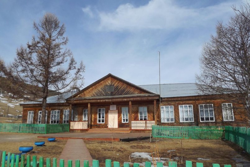 Деревянную школу в Большом Голоустном построили в 1962 году. Фото с сайта wikimapia.org