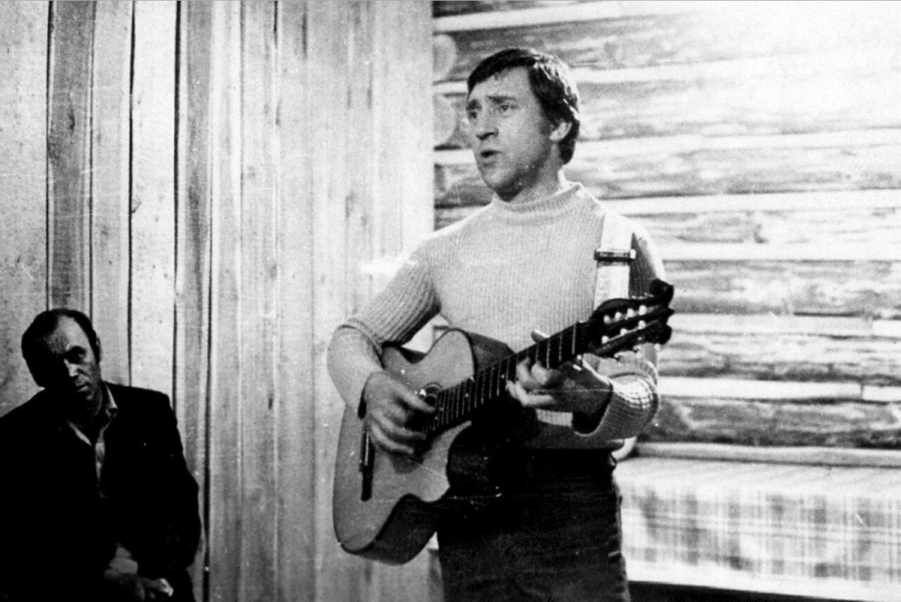 Выступление Владимира Высоцкого в клубе участка «Хомолхо» в Иркутской области. Фото Леонида Мончинского (16 июня 1976 года)