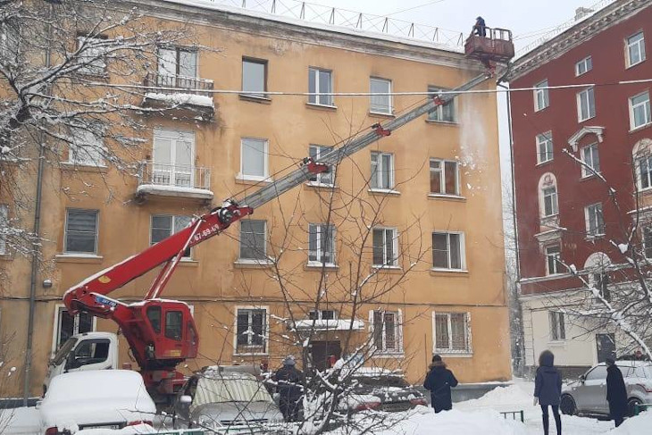 Уборка снега с крыш в Иркутске. Фото пресс-службы администрации Иркутска