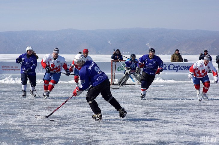 Хоккейный матч на льду Байкала в Листвянке в 2014 году. Фото Яны Ушаковой, IRK.ru