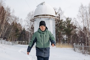 Артем Шиховцев прокладывает дорогу от солнечного синоптического телескопа (Солсит) к домику наблюдателей