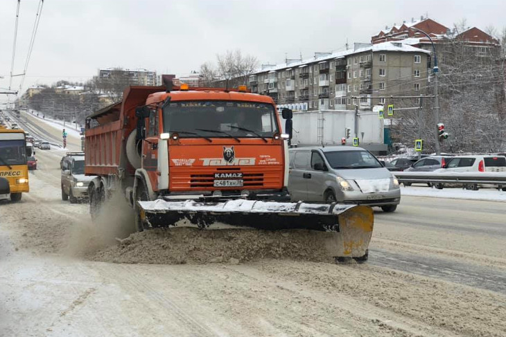 Уборка снега в Иркутске. Фото пресс-службы администрации Иркутска