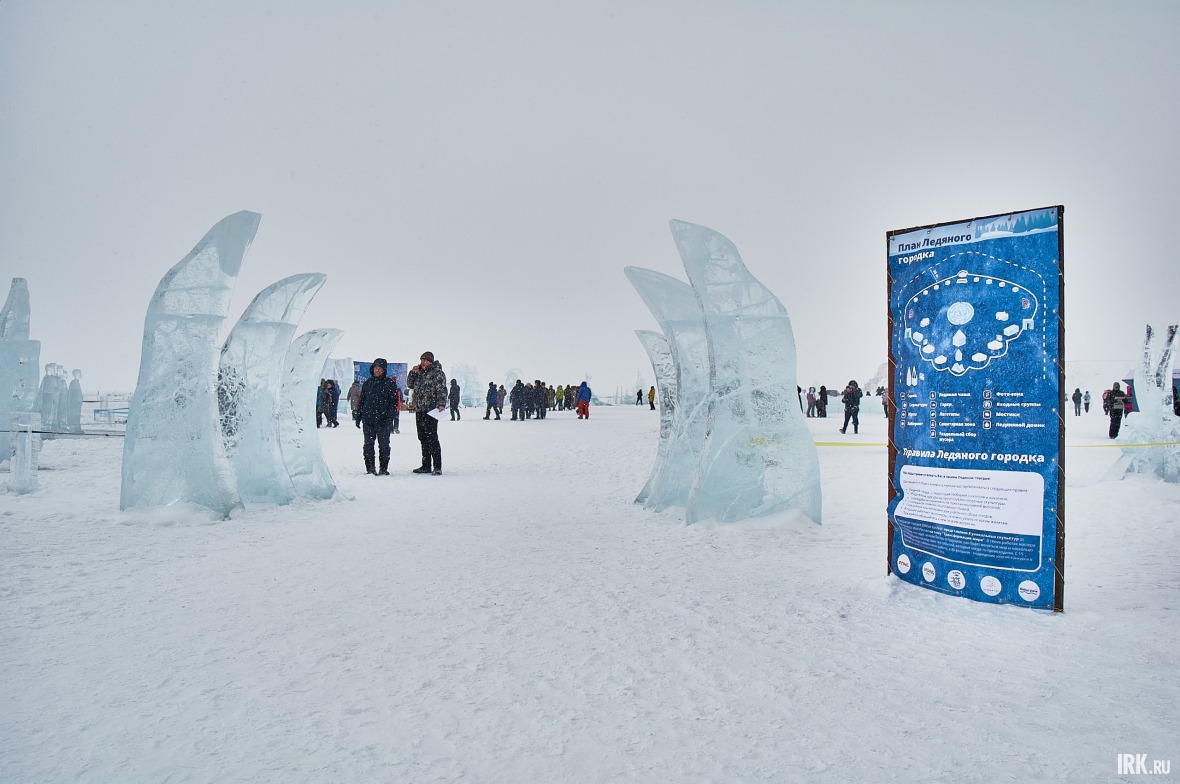 На льду Байкала неподалеку от скалы Шаманка появился ледяной городок. Скульптуры для него создавали мастера со всей России в рамках фестиваля Olkhon Ice Fest.