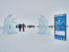 На льду Байкала неподалеку от скалы Шаманка появился ледяной городок. Скульптуры для него создавали мастера со всей России в рамках фестиваля Olkhon Ice Fest.