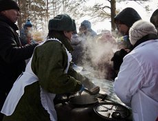 В лесу около основной площадки работала полевая кухня.
