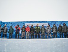 Участников фестиваля собрали на сцене для награждения.