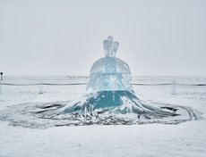 Композиция «Сквозь время» (Виктор Белюков и Валерий Баталов). Сквозь время и пространство течёт жизнь на Земле. Человеческая цивилизация — только один из временных отрезков. И только природа присутствует и живёт на нашей планете всегда.