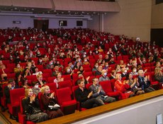 Согласно противоэпидемическим требованиям, зрительные залы были заполнены на 50%.