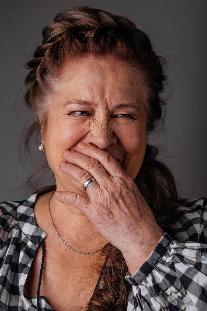 Надежда Хорунже, 78 лет: «Старость — это только печать на лице. Душа всегда остается молодой.  Я чувствую себя молодой. Нянчу правнучек, вкусно готовлю, люблю цветы, у меня весь дом в цветах».