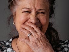 Надежда Хорунже, 78 лет: «Старость — это только печать на лице. Душа всегда остается молодой.  Я чувствую себя молодой. Нянчу правнучек, вкусно готовлю, люблю цветы, у меня весь дом в цветах».
