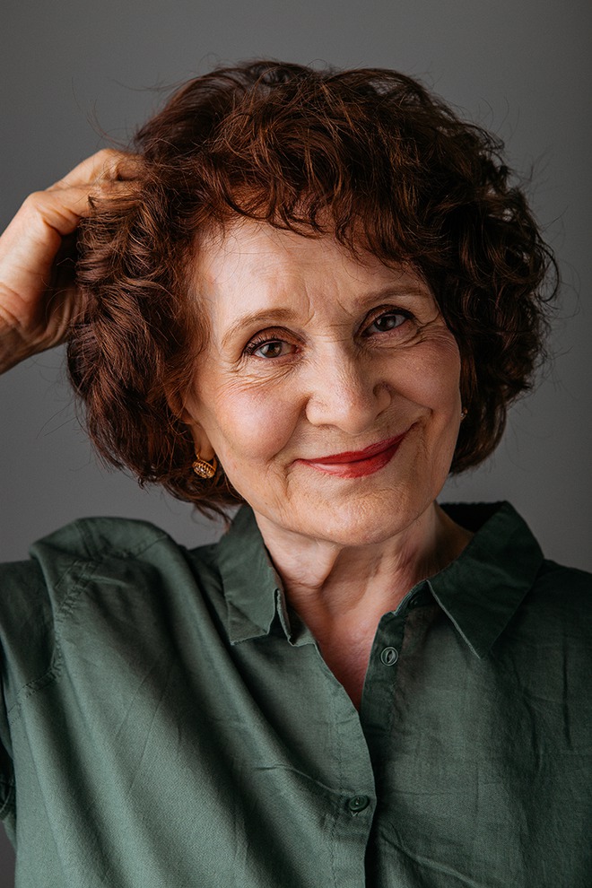 Лариса Дюндик, 77 лет: «Я люблю жизнь, у меня много интересов. Я всю жизнь работала со студентами. У меня 13 внуков и правнуков, мы много общаемся на философские темы, ходим по театрам, я с ними на одной волне».