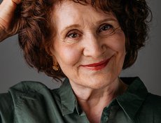 Лариса Дюндик, 77 лет: «Я люблю жизнь, у меня много интересов. Я всю жизнь работала со студентами. У меня 13 внуков и правнуков, мы много общаемся на философские темы, ходим по театрам, я с ними на одной волне».