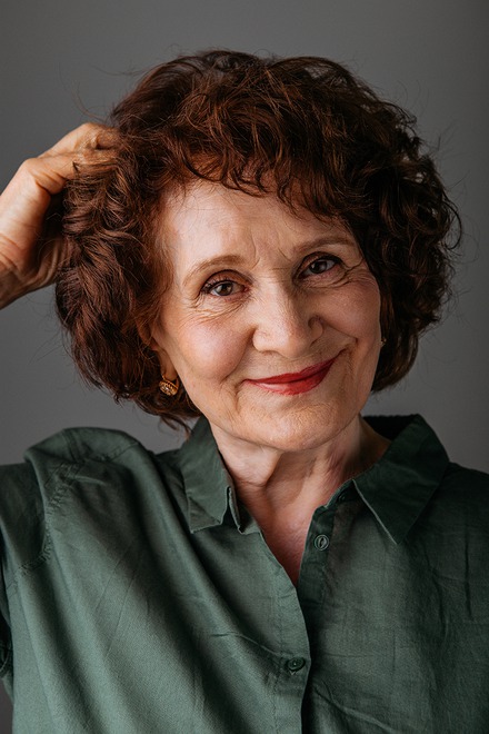 Лариса Дюндик, 77 лет: «Я люблю жизнь, у меня много интересов. Я всю жизнь работала со студентами. У меня 13 внуков и правнуков, мы много общаемся на философские темы, ходим по театрам, я с ними на одной волне».