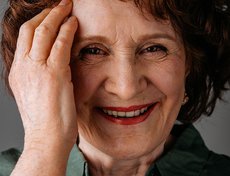 Лариса Дюндик, 77 лет: «Я как-то никогда не задумывалась о красоте. Если людям приятно общаться со мной, значит я для них красива. Для меня высокомерие — некрасиво. Холодность — некрасиво. Равнодушие — некрасиво. Тут никакая внешность не спасет».