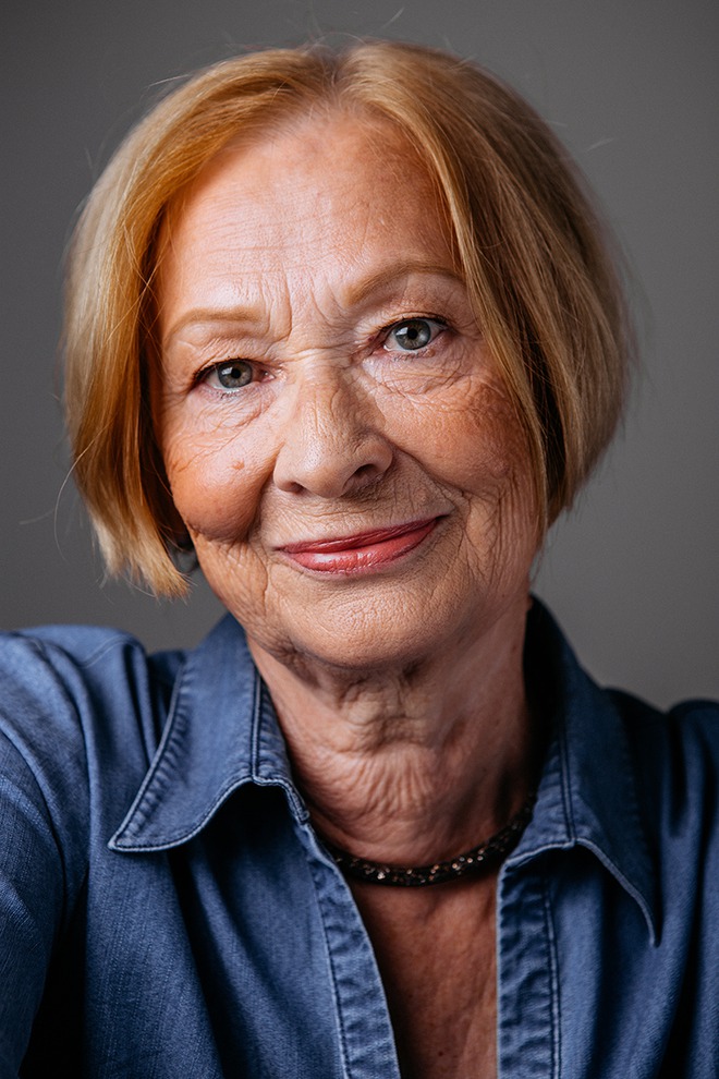 Анна Кустреева, 71 год: «Все такими будут, это естественно. Никакая пластика не изменит ход жизни. Я не боюсь старости. Вообще не думаю о ней, мне некогда. Я все время в движении».