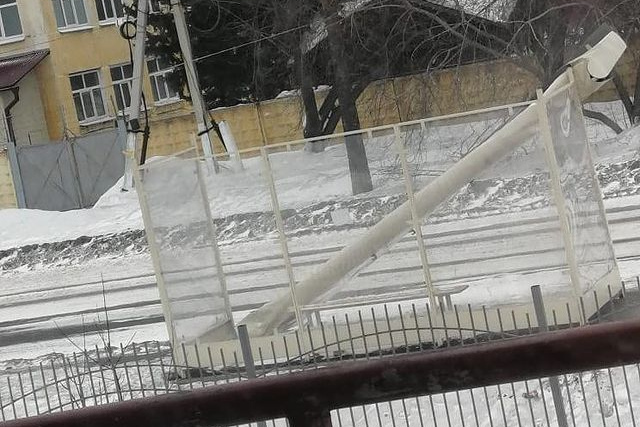 В Ангарске сорвало крышу автобусной остановки на улице Иркутская. Фото из группы «Инцидент Иркутск»