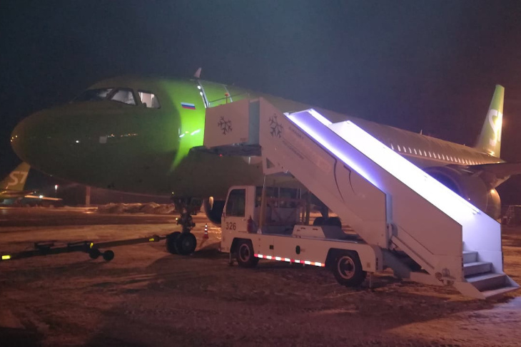 Самолет, совершивший аварийную посадку. Фото пресс-службы Западно-Сибирского следственного управления на транспорте СК России