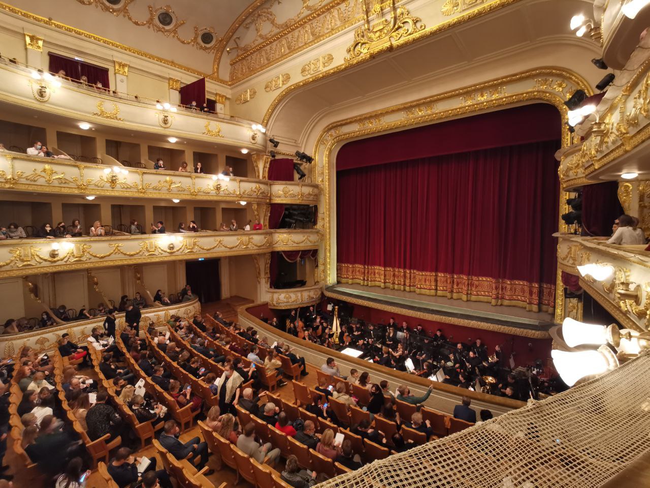 Здесь я в очередной раз поняла, как сильно люблю иркутский драмтеатр, и  пока его здание и интерьер самые красивые из тех, что видела