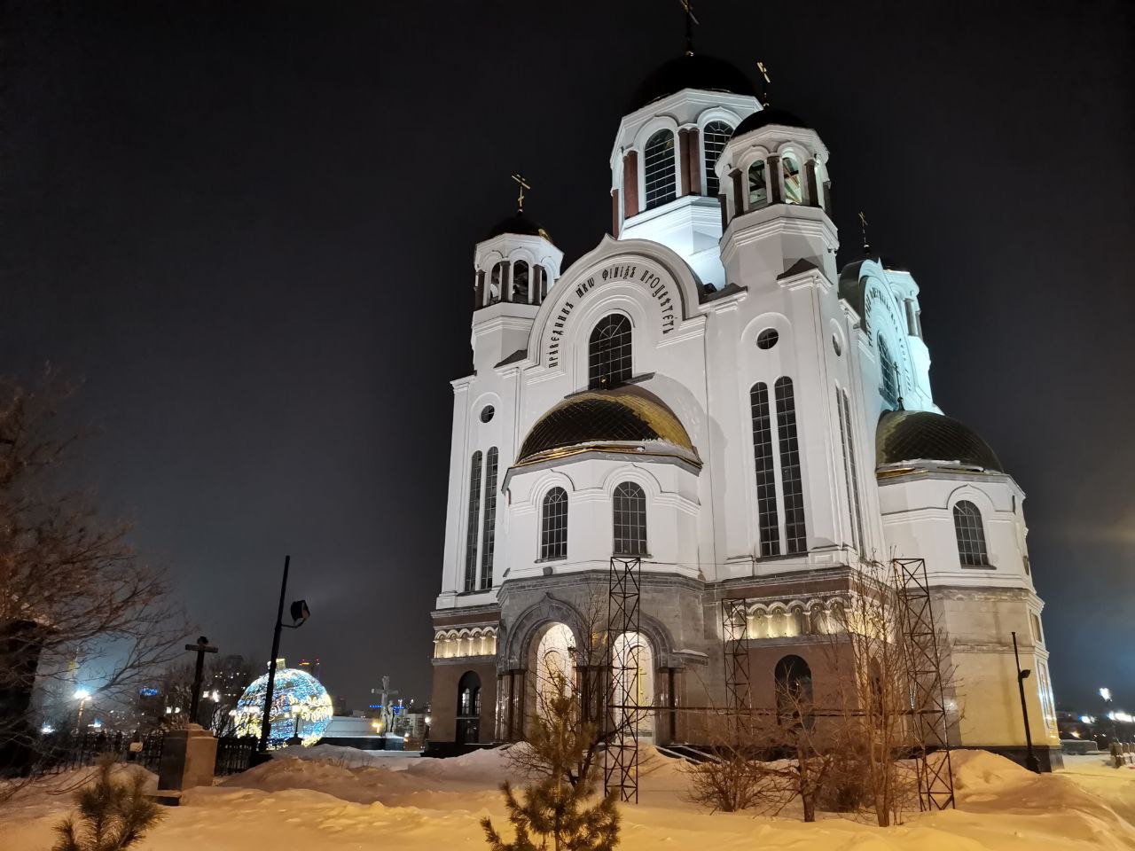 Храм-на-Крови построен на месте дома Ипатьева, в подвале которого в 1918 году расстреляли императора Николая II, его семью и четверо слуг
