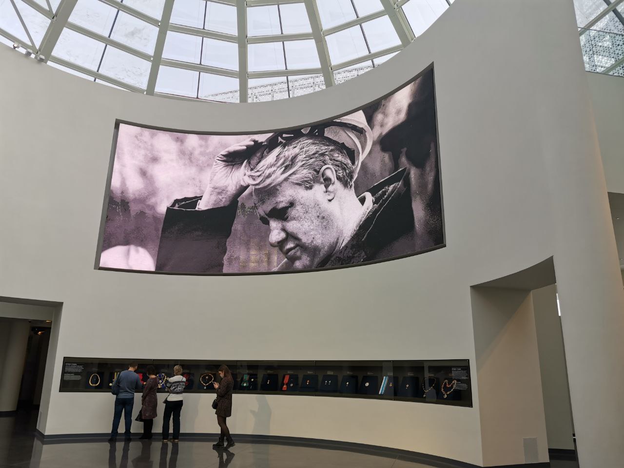 Под экраном в витринах расположены награды первого  президента