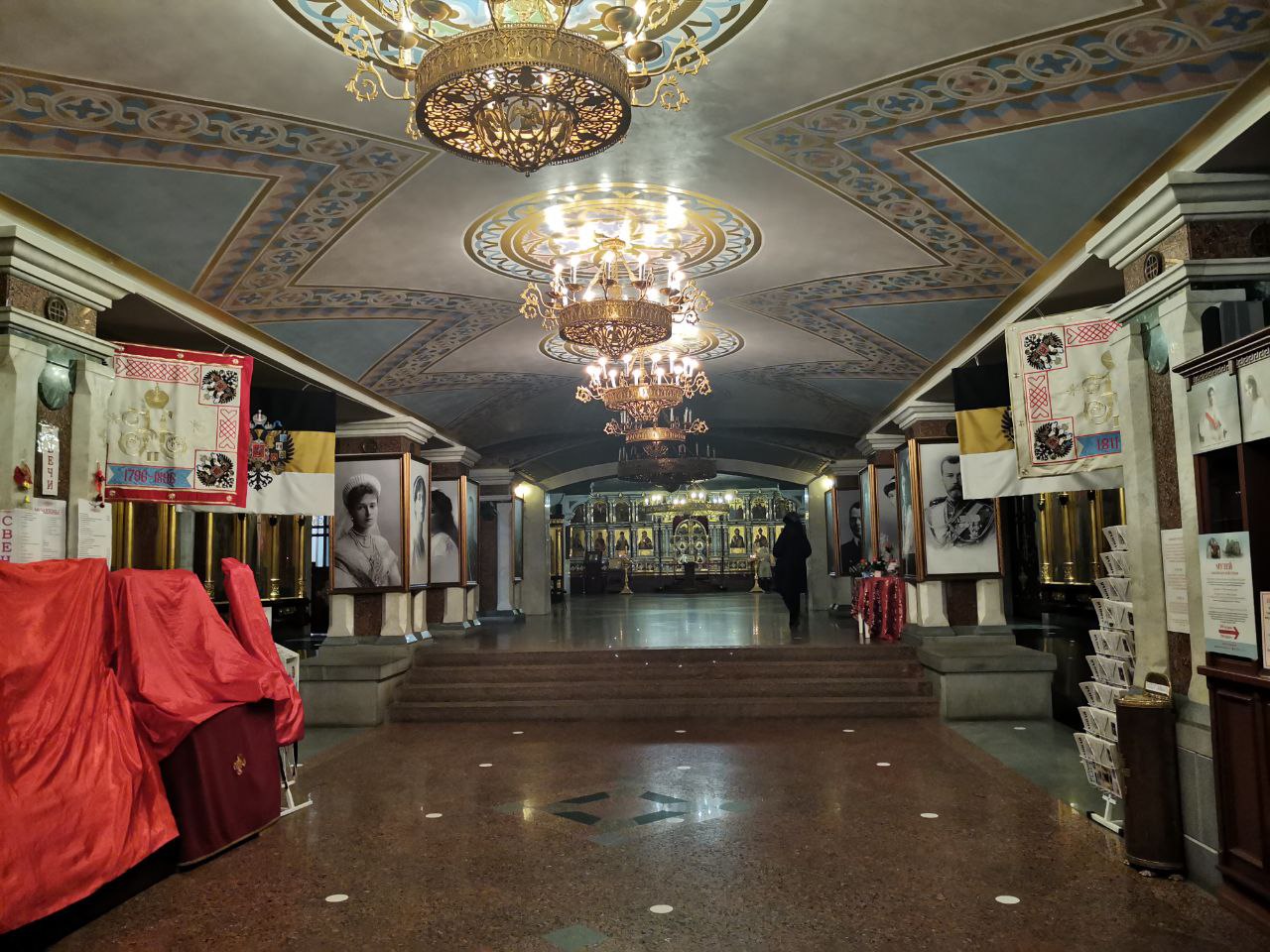 храм двухуровневый. Первый этаж задуман полумрачным, с низкими сводами, службы здесь не проходят — это место скорби, где воссоздана расстрельная комната