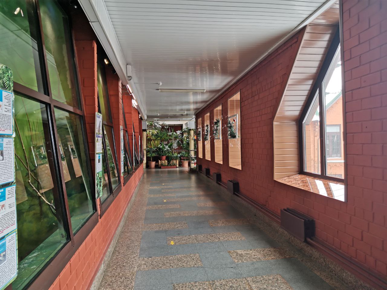 Большая часть обитателей зоопарка размещена в нескольких зданиях