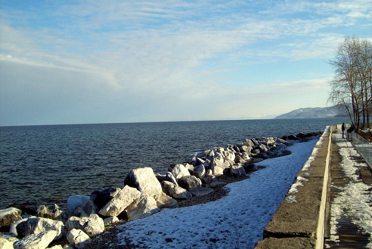 Берег Байкала в Слюдянке. Фото с сайта foto-planeta.com