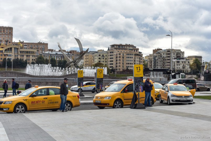 Обозначенные площадки для стоянки автомобилей-такси. Фото Аркадия Гершмана