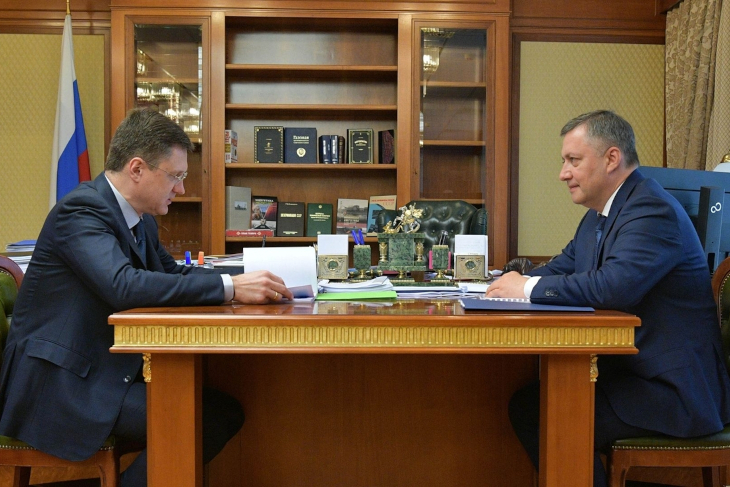 Александр Новак и Игорь Кобзев. Фото пресс-службы Правительства РФ