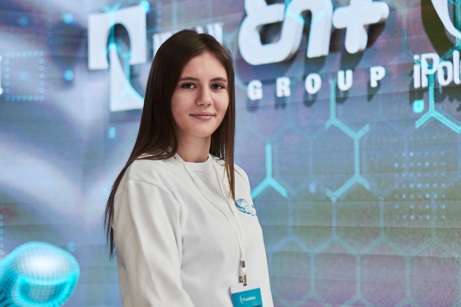 Анжелика Сидоренко, третий курс Института высоких технологий ИРНИТУ: «В программе привлекло то, что мы сразу сможем трудоустроиться после окончания вуза. Со второго курса мы с друзьями плотно занимаемся проектами, связанными с IT-сферой».