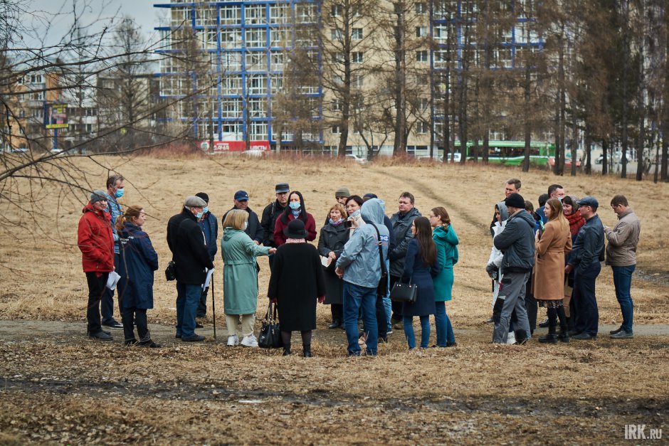 На встречу пришли неравнодушные жители Академгородка, чтобы обсудить проект благоустройства леса