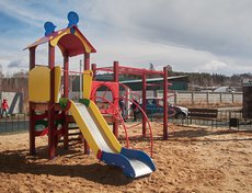 На площадке есть горка, карусель, большая песочница, качели, а также снаряды для занятий спортом.