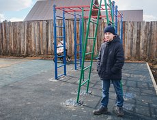 На покрытии из резинопола установлены спортивные тренажеры.