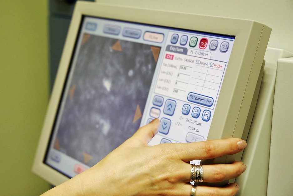 С помощью аппарата наблюдают за поведением клеток, определяют токсичны или полезны вещества для них