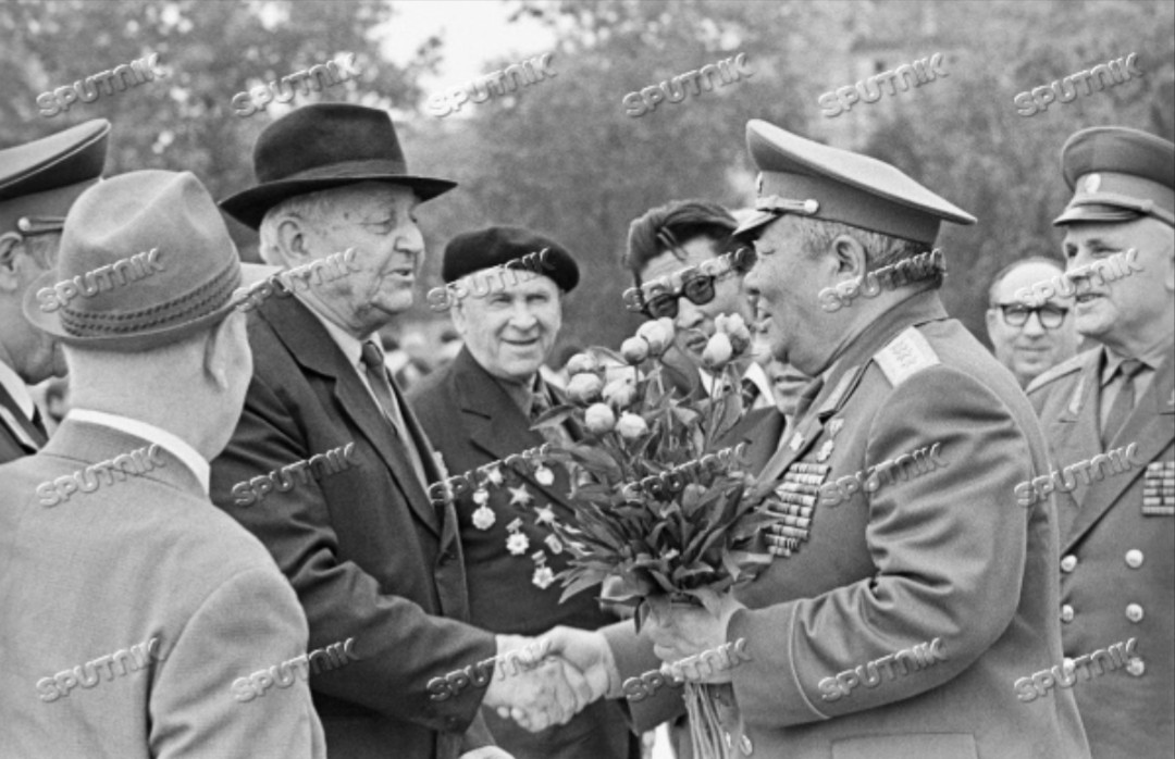 Участник Монгольской народной революции 1921 года Иван Червов (слева) и председатель Комитета ветеранов революционной борьбы МНР, генерал армии Батын Дорж (справа) во время встречи в Кишиневе (Молдавская ССР)