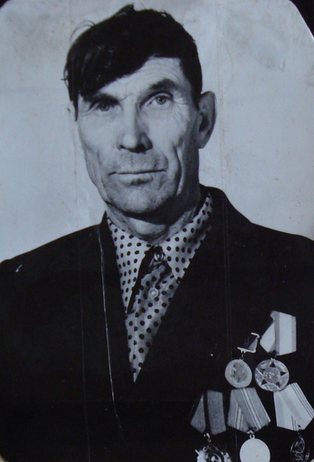 Нечаев Николай Андриянович, 1921. Призван в 1941 рядовым в 78-м стрелково-зенитном полку зенитчиком. Оборонял Москву. Был в плену, бежал. Был отправлен на Родину, а вскоре на фронт.