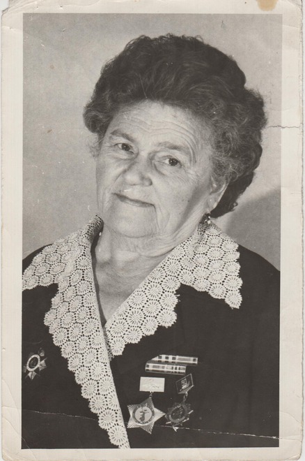 Лидия Алексеевна Мельгунова (Савина). В августе 1941 года добровольно вступила в Красную Армию. С мая 1942 года до конца войны прошла боевой путь в составе 239-й отдельной роты связи 283-й истребительной дивизии