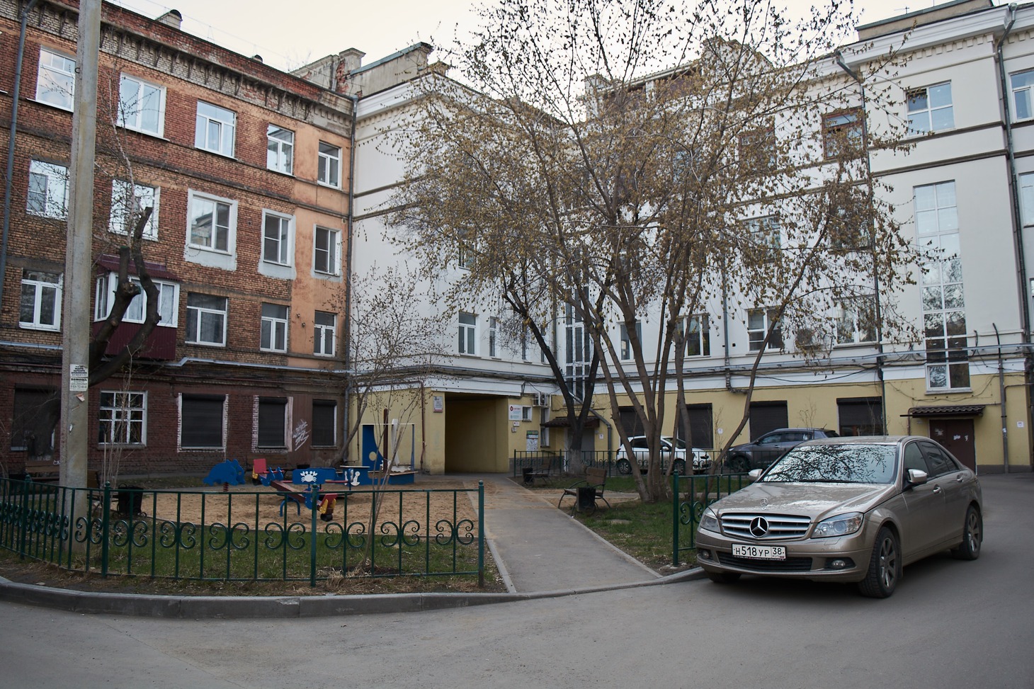 Во внутреннем дворе можно увидеть кирпичную стену без штукатурки